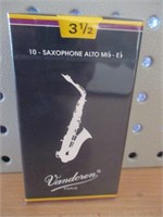 10 Saxophone Alto SR2135 Reeds