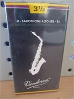 10 Saxophone Alto SR2135 Reeds