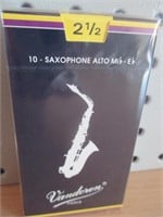 10 Saxophone Alto SR2125 Reeds