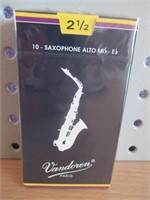 10 Saxophone Alto SR2125 Reeds