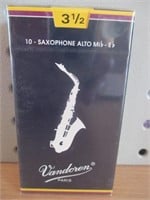 10 Saxophone Alto SR2135 Reeds
