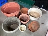 6 Flower Pots ranging in size. 3 saucer/
