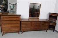 Mid Century Modern Bedroom Dressers & End Tables