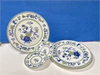 Royal Worchester 3 Dinner Plates & 2 Saucers
