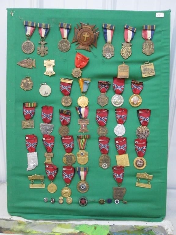 48 Pins Badges Medals Ribbons on Board.+++ | Live and Online Auctions ...