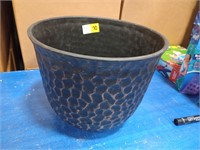 12-in round plastic planter gold black