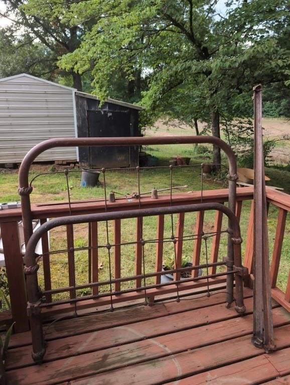 Vintage iron hollow bed full/double w rails