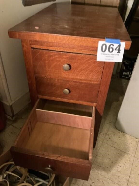 Cabinet with three drawers
And drawer dividers