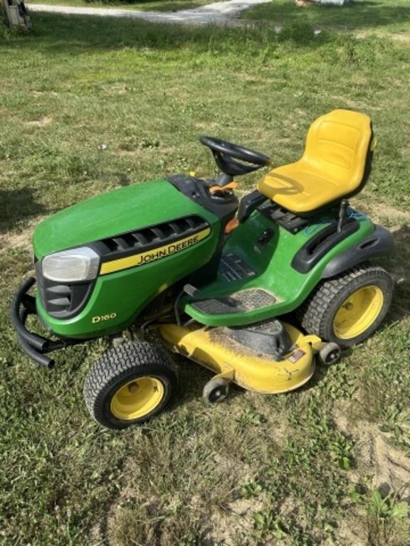 John Deere D160 Riding mower Runs and mows