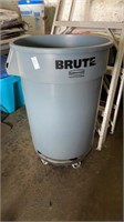 Brute 32 gal garbage can on wheels