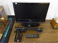 Toshiba TV / Monitor & Remote w/ Swivel Arm Mount