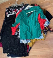F - MIXED LOT OF WOMEN'S CLOTHING (C14)