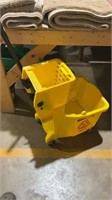 Rubbermaid mop bucket with squeezer