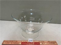 LIKE NEW LARGE CLEAR GLASS DISPLAY BOWL