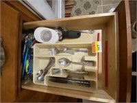 Contents of 3 kitchen drawers