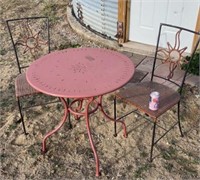 Outdoor Metal Round Red Table w 2 Rattan Sun