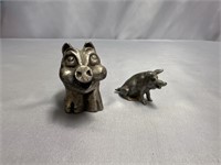 2 VINTAGE PEWTER MINI PIG FIGURINES. AMPERSAND