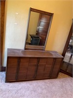 Dresser w/mirror, 60x18x30, mirror 26x42