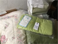 Queen comforter, 5 queen size blankets (2 new)