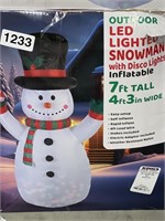 7 FT OUTDOOR LED INFLATABLE SNOWMAN RETAIL $60
