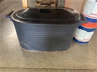 METAL WASHTUB WITH LID AND WOODEN HANDLES
