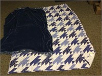 Blue and white machine stitched comforter 63 in x