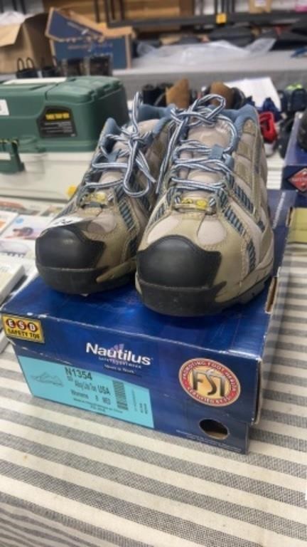 Nautilus safety shoe size 8