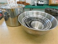 12 qt stock pot & 7 mixing bowls (stainless)
