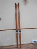 Wooden Skis / Skis en bois - 77"
