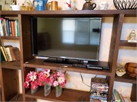 39" Samsung TV With DVD Player And DVD's