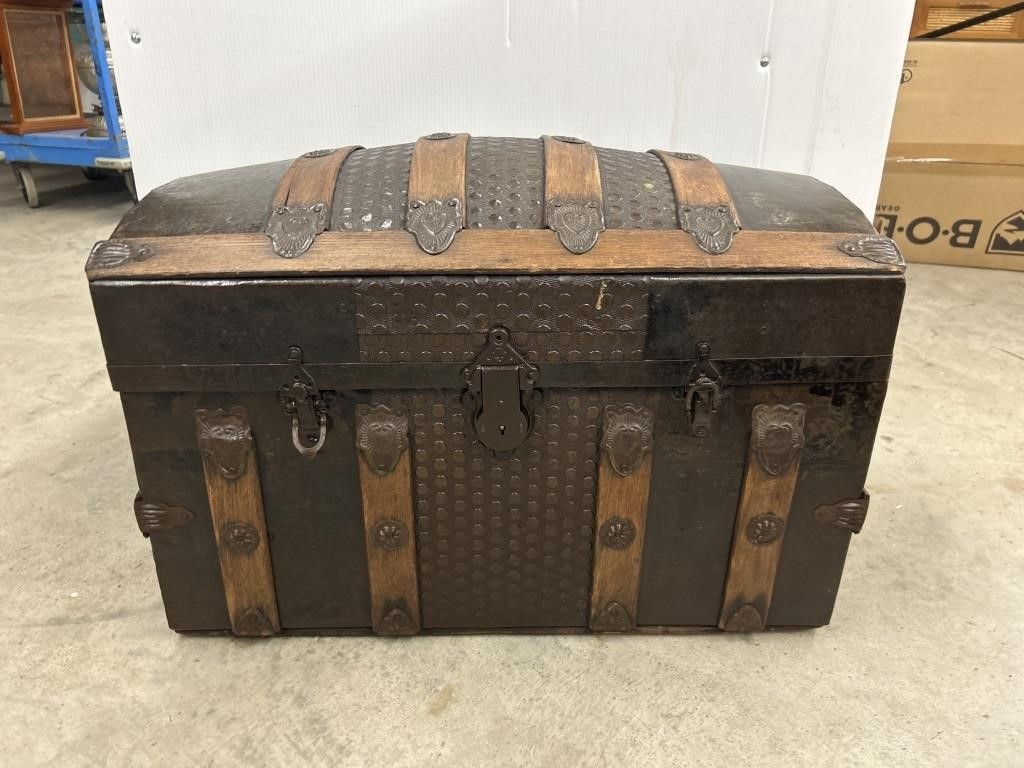 humpback trunk wood chest 26 1/2 in long 15 1/2 in