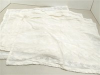 Four napkins white lace