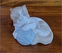 Lladro Cat w/Yarn Figurine