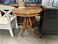 ANTIQUE EASTLAKE SIDE / LAMP TABLE W CASTERS