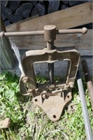 LARGE BENCH PIPE VISE AND 2 CONDUIT