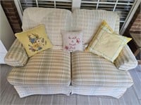 Plaid Love Seat With Throw Pillows