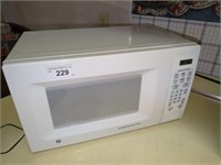 GE Turntable Microwave Oven -it works -approx 18"