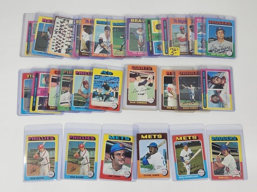 ASSORTMENT OF 1975 TOPPS BASEBALL CARDS