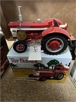 1/16 INTERNATIONAL 660 PERCISION SERIES TRACTOR