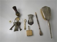 Objets divers vintage (Brosse, clés, montre et