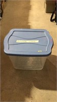Plastic bin 18 gal with lid