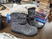 COLUMBIA GREY BOOTS WITH THE FUR SIZE 7