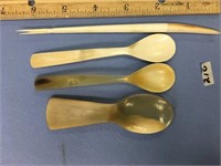 Set of three horn spoons and an ivory pick       (