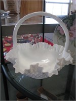 Scaloped edge basket with handle