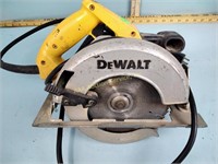 DeWalt 7 1/4 inch circular saw DW357 - powers on
