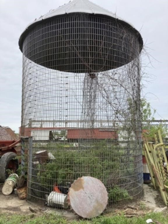 13' x 15' tall corn crib. Note: Buyer responsible