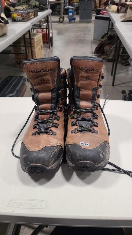 HIKING BOOTS SIZE 10.5