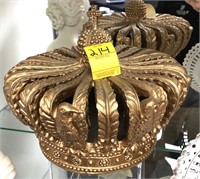 LARGE MOLDED CROWN TABLE DECORATION