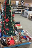 PALLET OF CHRISTMAS DECOR