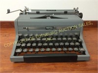 VINTAGE 1940'S ROYAL "QUIET DELUXE" PORTABLE TYPEW